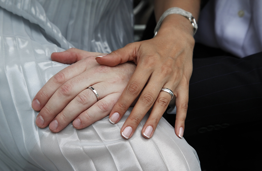 Обручальных колец на руках жениха и невесты в домашних условиях